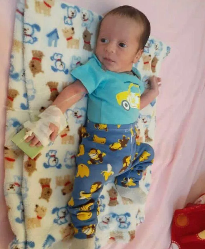 Niño con diferentes afecciones de salud
