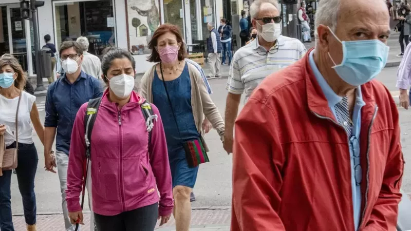 Personas con mascarillas protegiéndose del Covid