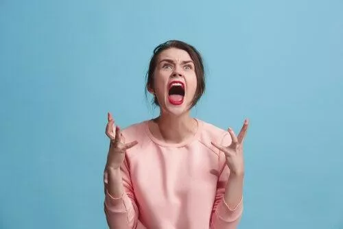MUJER ENFADADA