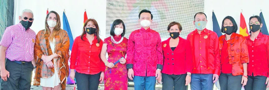 El embajador Zhang Run y Duan Nyon con parte de la directiva de Fundación Jade.