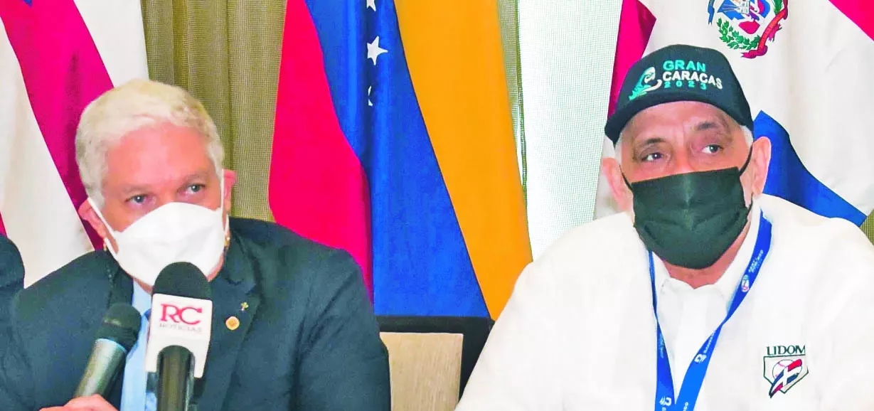 Juan Francisco Puello Herrera y Vitelio Mejía  durante la asamblea de la confederación.