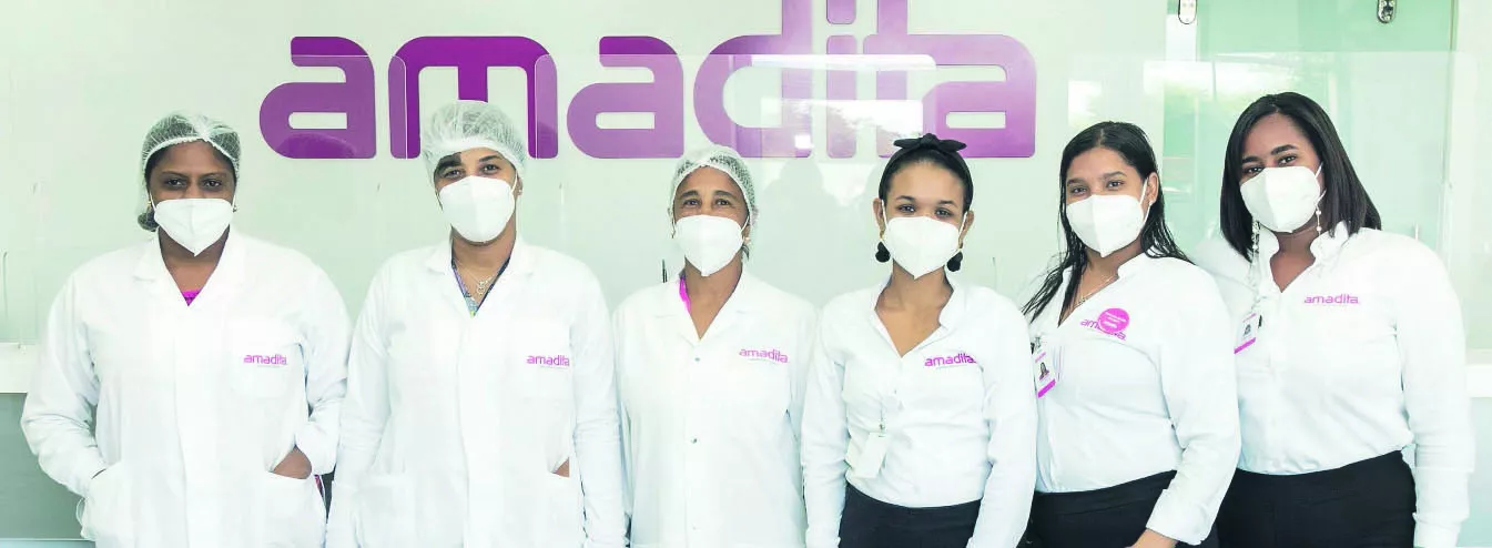 Las bioanalistas del nuevo laboratorio clínico Amadita  durante el encuentro con los medios de comunicación.