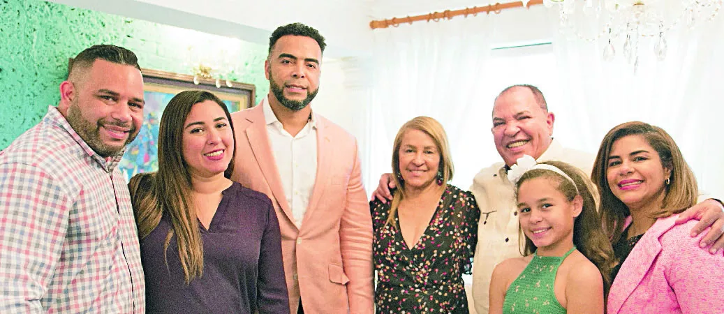 Nelson Cruz, centro, junto a César Cedeño y sus familiares.