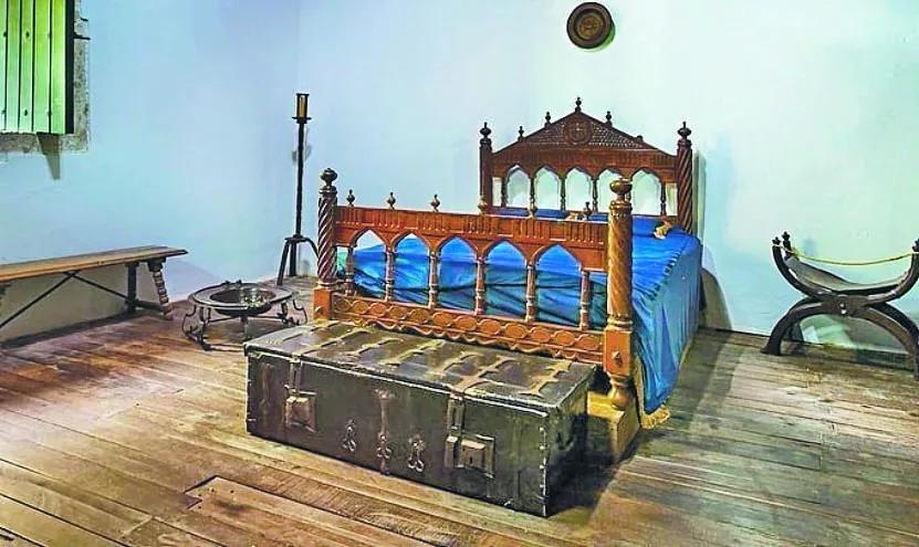 Aspecto de un dormitorio, simple y recio, como corresponde a la época.