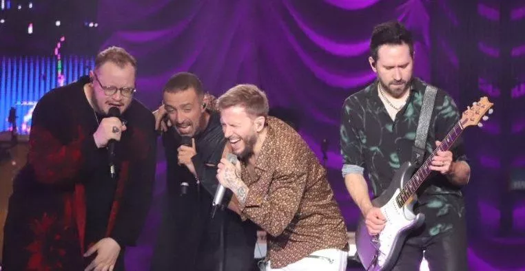 Camila y Sin Bandera juntaron varias canciones al final.
