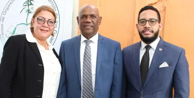José Alejandro Vargas, al centro junto a miembros de las entidades.
