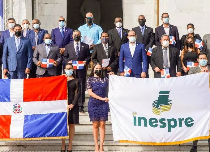 El director del Inespre, Iván Hernández Guzmán, junto a sus colaboradores.