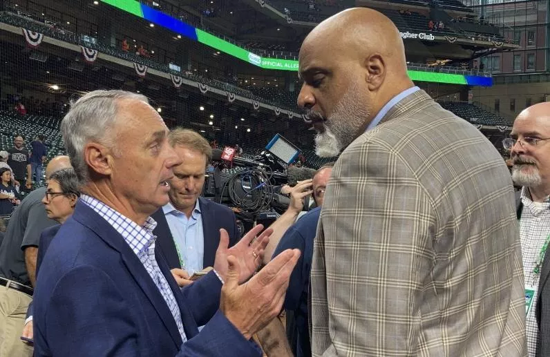 El comisionado Rob Manfred  y Tony Clark, de los peloteros.