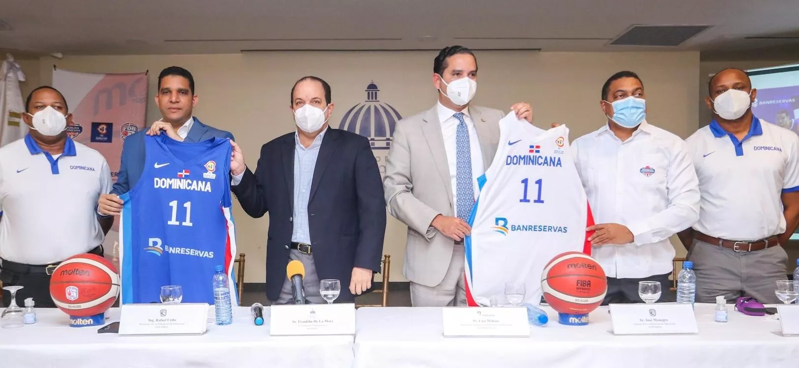 Melvyn López, Rafael Uribe, Franklin de la Mota, Luis Miñoso, José Monegro y José Mercedes, durante la entrega de las camisetas  que utilizará el equipo dominicano en el evento que se jugará en el Palacio de los Deportes.    fuente   externa