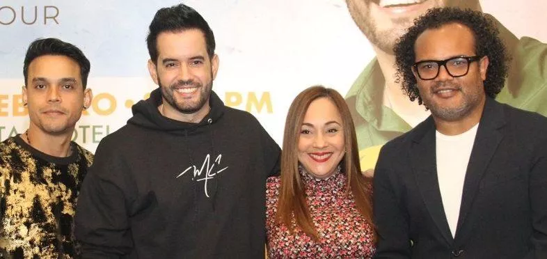 Manny Cruz y Alberto Zayas junto al equipo de trabajo.