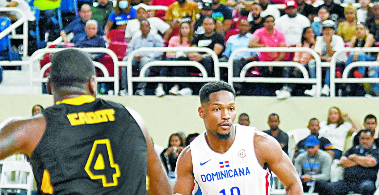Andrés Feliz intenta burlar la defensa del jugador de Bahamas  J.R Cadot.  Alberto calvo