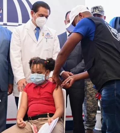 Niña siendo inoculada en el centro especial para infantes.
