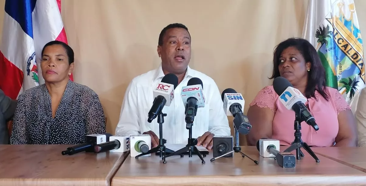 Wilson Paniagua junto a Carmen Cuevas  y Ana M. Terrero, secretaria general del Cabildo.