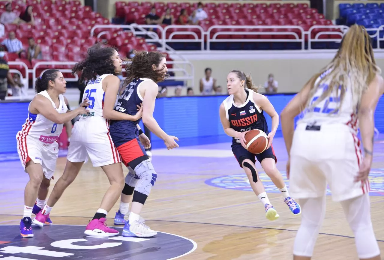 Elizaveta Komarova, de Rusia, en ofensiva entre varias jugadoras de Puerto Rico.