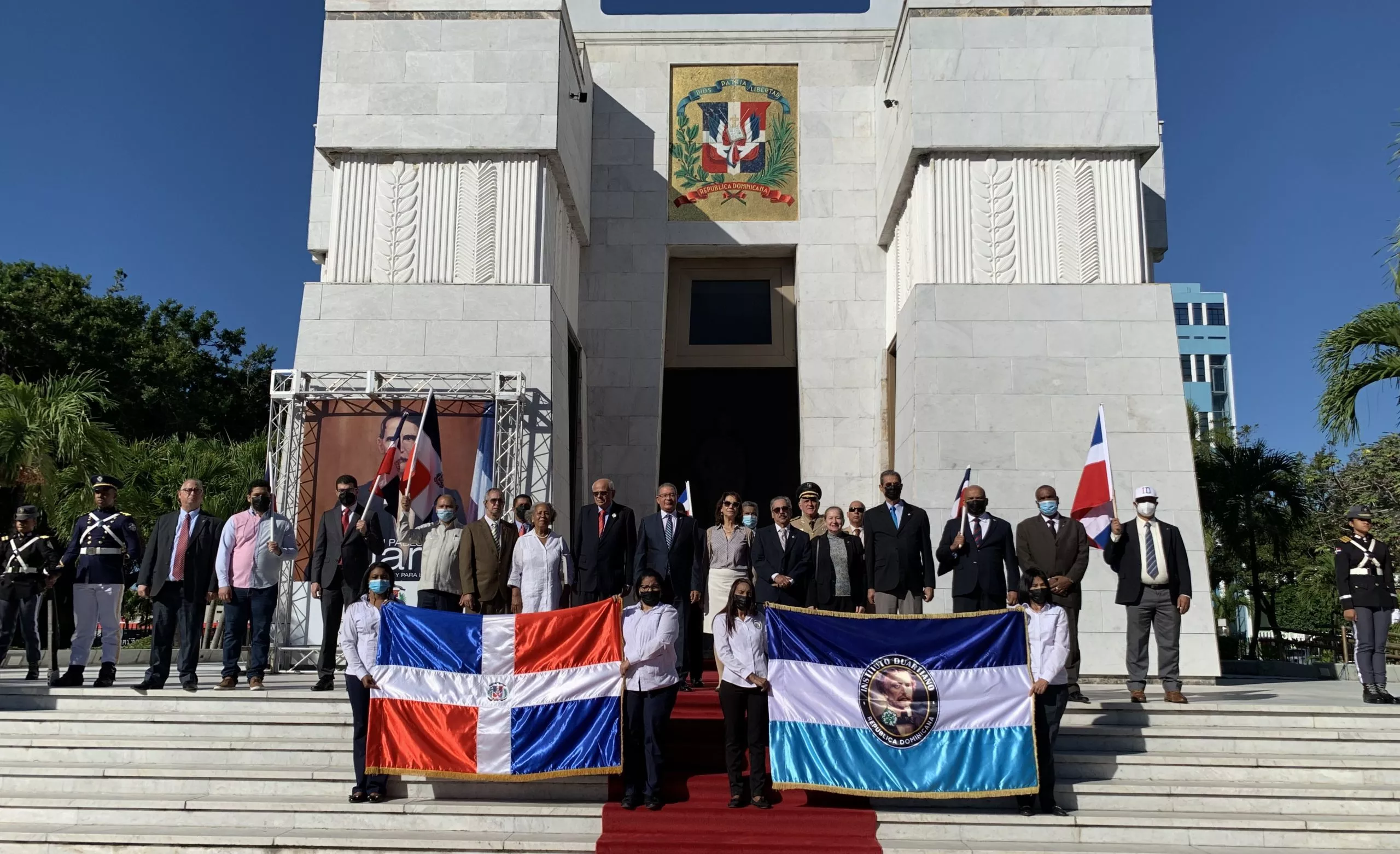 Foto 1, Directivos del Instituto Duartiano hoy en el Altar de la Patria.