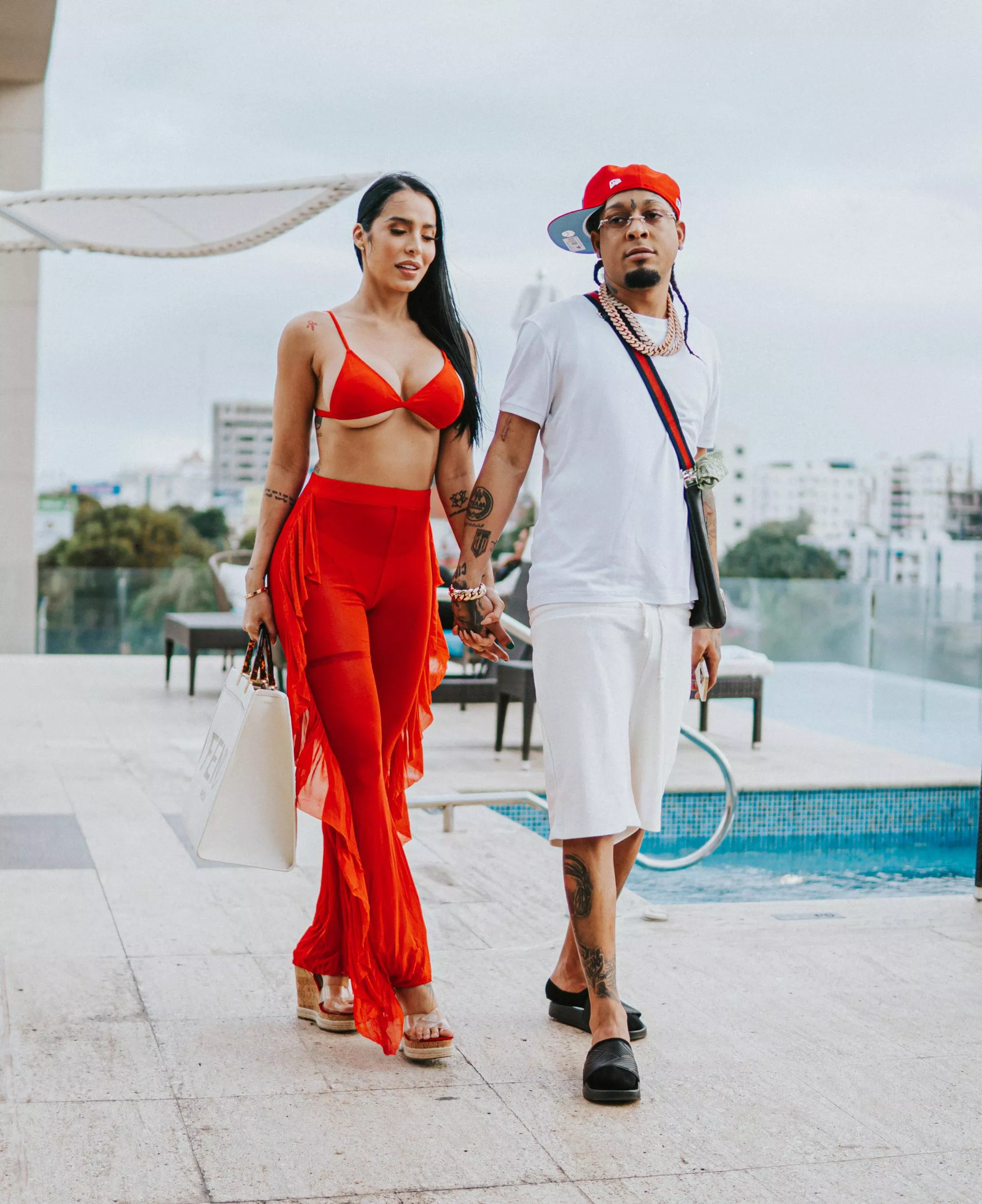 Rochy RD junto a Jessica Pereira