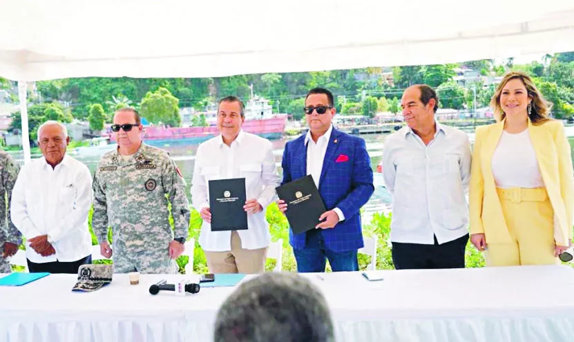 Orlando Jorge Mera trabaja tema junto a personalidades.
