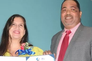 La periodista Teresa Casado recibe el reconocimiento.