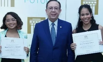 Postulantes recibiendo premios.