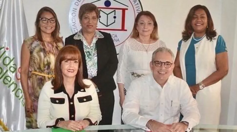 Directivos de ambas entidades durante la firma del acuerdo.