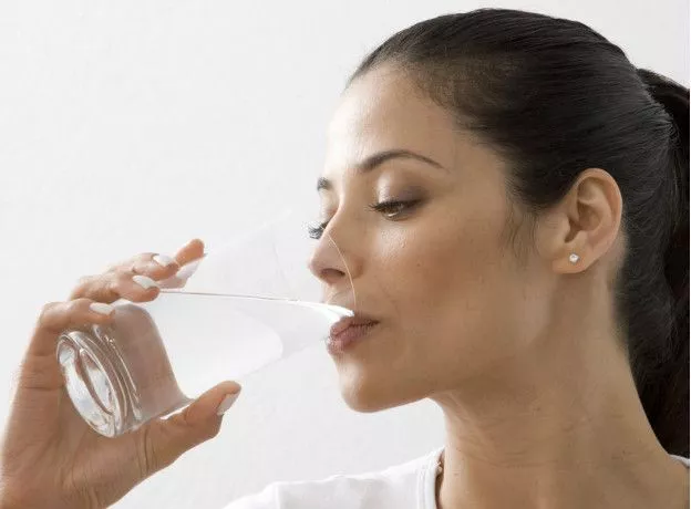 THINKSTOCK Pie de foto, El agua te aporta nutrientes y hormonas, regula tu temperatura y lubrica tus ojos y articulaciones.
