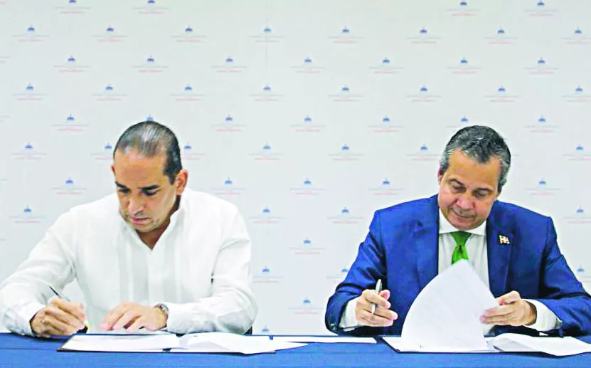 Manuel Pozo Perelló y Orlando Jorge Mera al rubricar alianza.