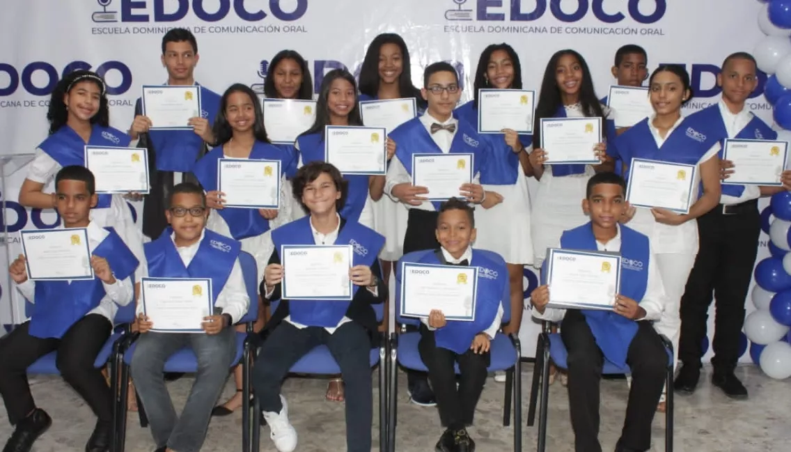 Los estudiantes recibieron sus diplomas del curso de oratoria.