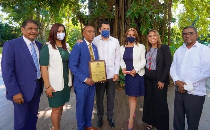 Yenny Polanco Lovera y David Collado junto a miembros de la directiva de Adompretur.