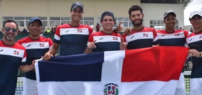 Equipo dominicano sostiene bandera luego del triunfo.