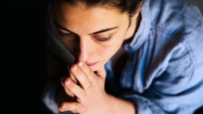 Desde la frustración laboral a la responsabilidad excesiva por problemas globales: son muchas las razones que influyen en el bienestar emocional y mental de los jóvenes.
