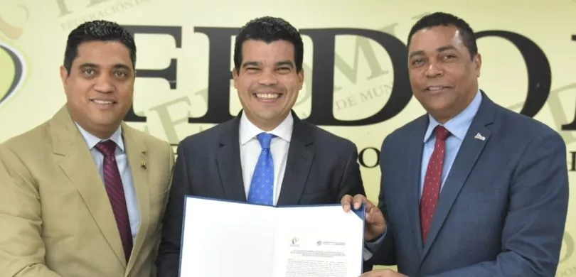 Kelvin Cruz, Wellington Arnaud y Víctor D’Aza tras la firma.