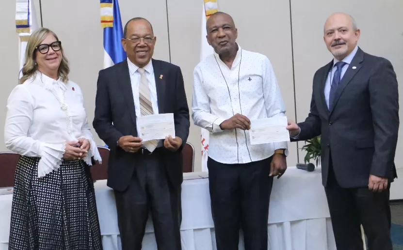 Representantes instituciones reciben recursos.Fuente externa