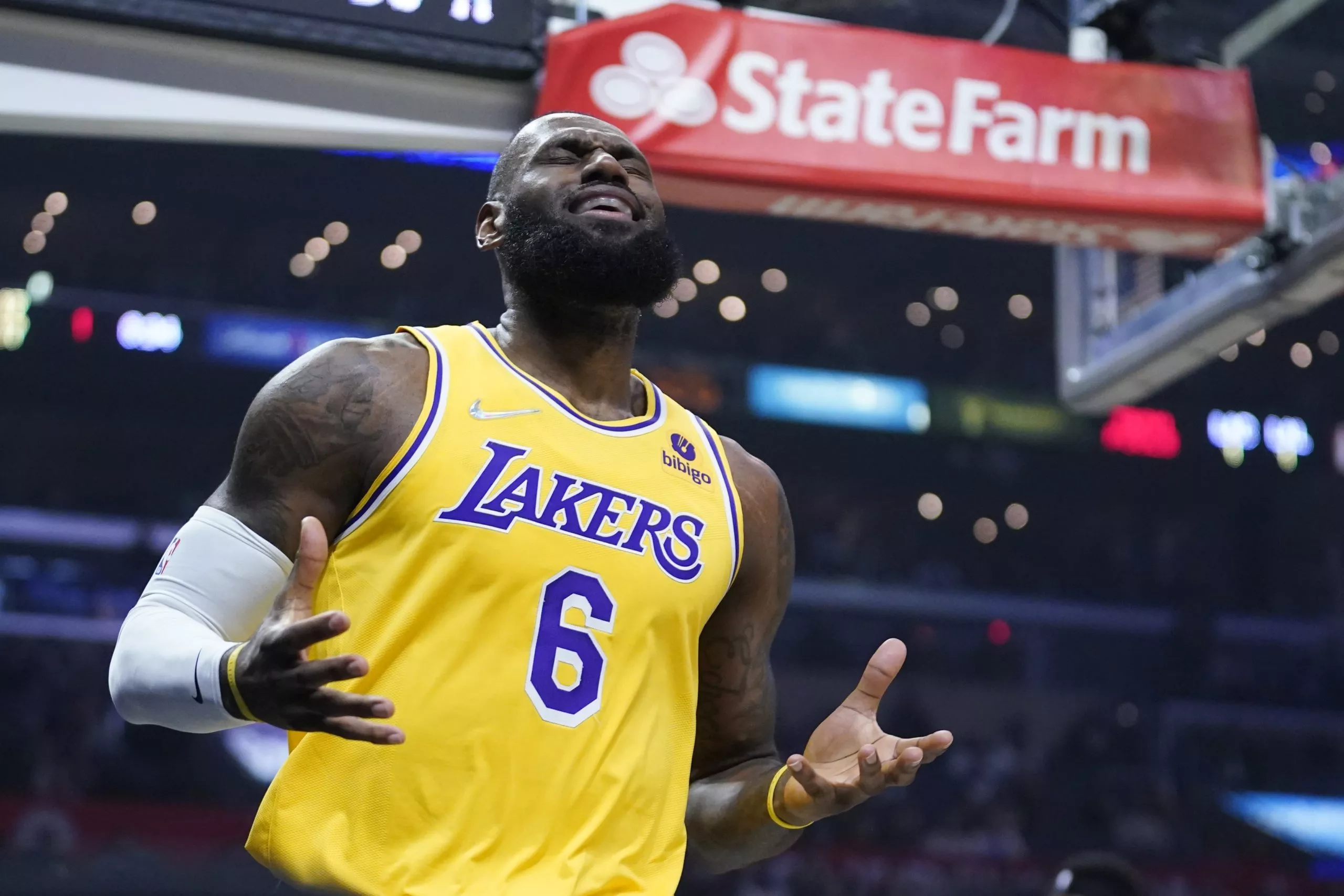LAKERS-CRISIS