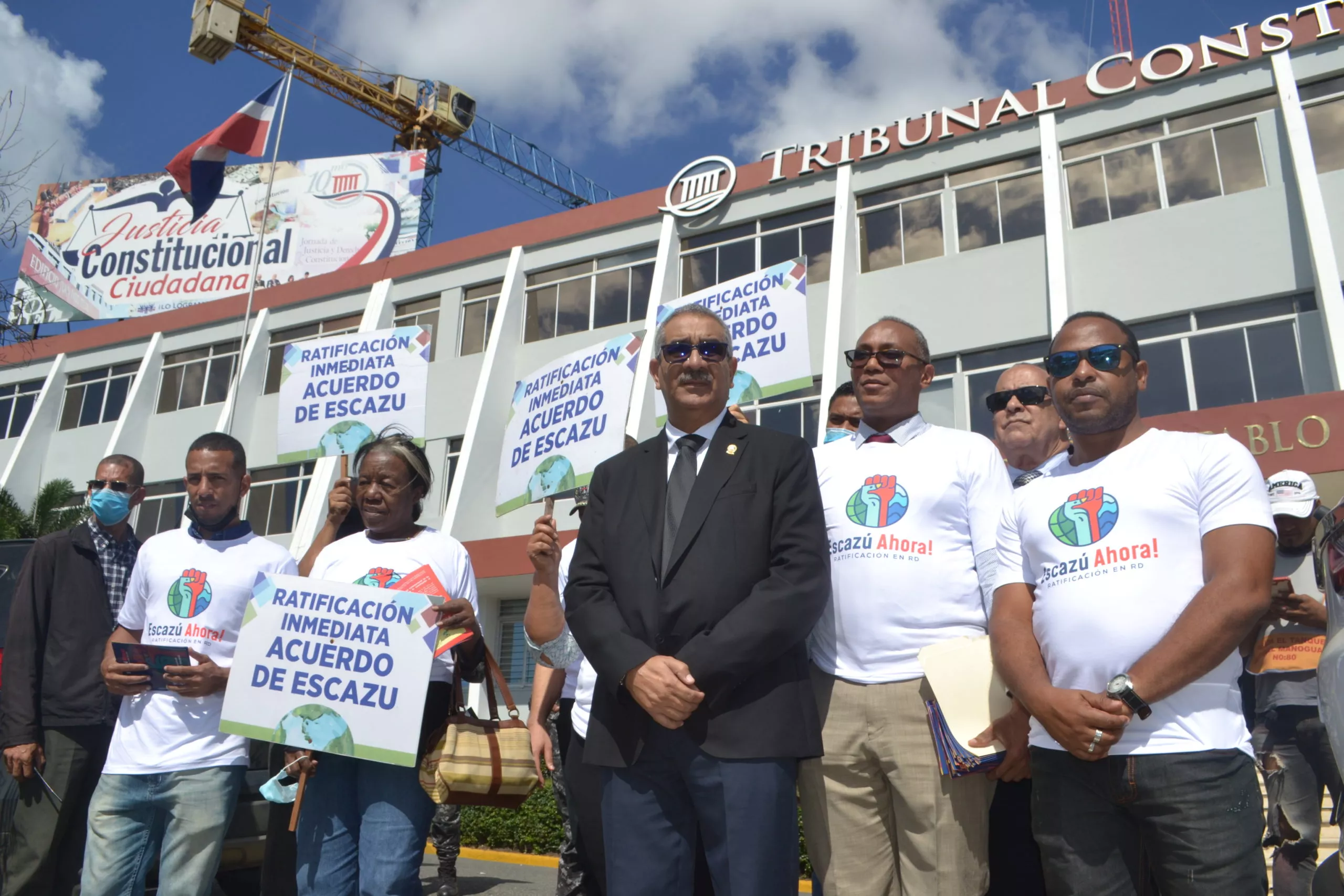 Los integrantes de las organizaciones ofrecen declaraciones a la prensa en el frente de la sede del Tribunal Constitucional, en esta mañana, martes, 22 de marzo, Día Mundial del Agua.