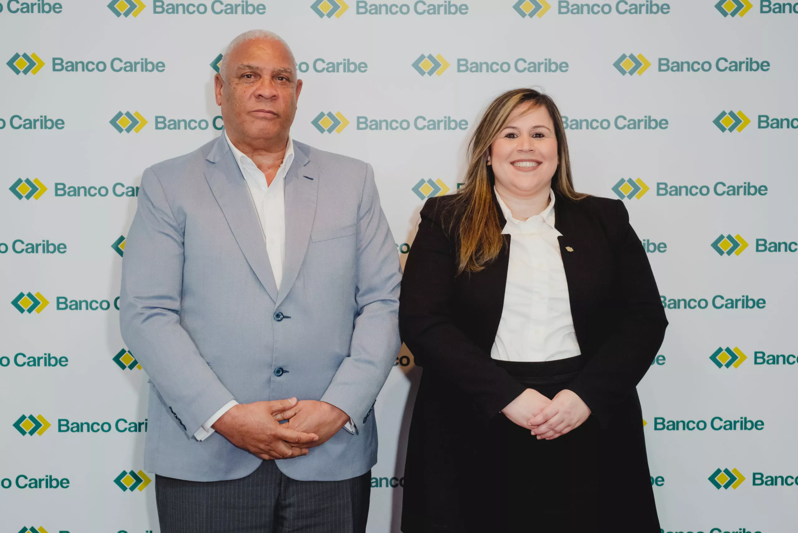 Osvaldo Canario y Francesca Luna, luego del firmar el acuerdo.