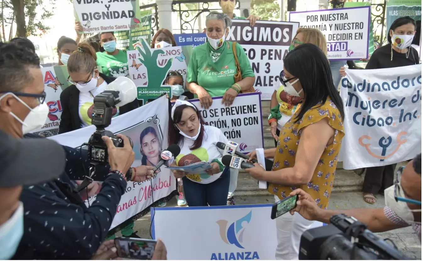 Gloria Ramos, vocera de la Alianza Cristiana Dominicana da declaraciones a la prensa (1)