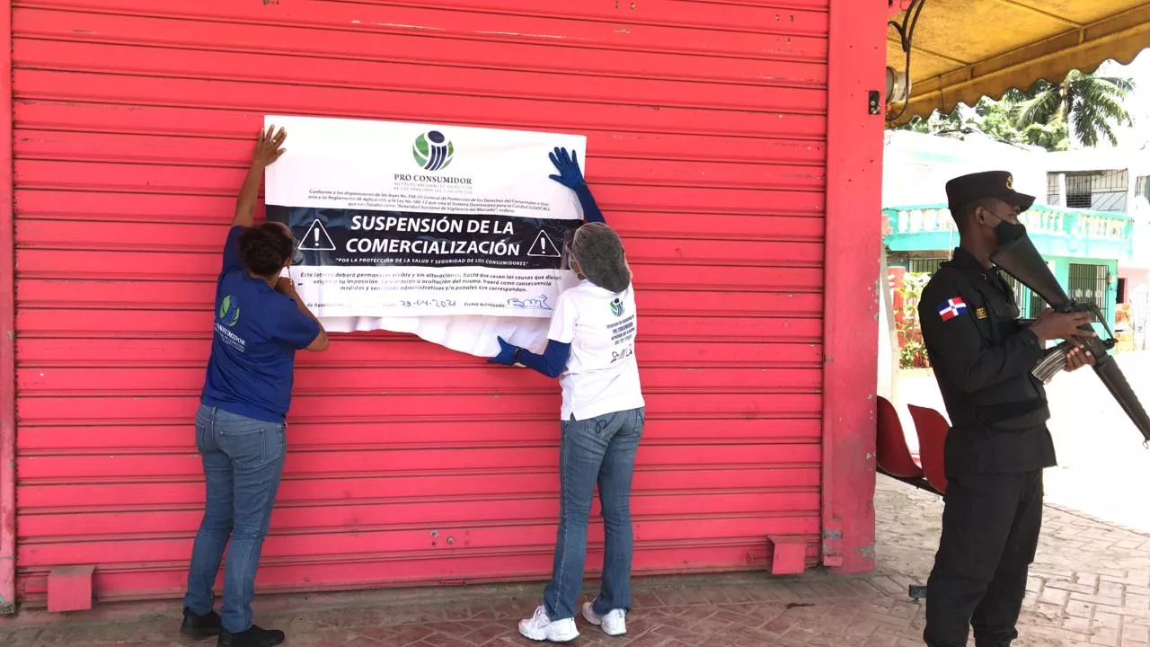 Inspectores de Pro Consumidor cierran uno de los establecimientos comerciales.