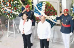Rafael Santos Badía encabezó la delegación que depositó la ofrenda.