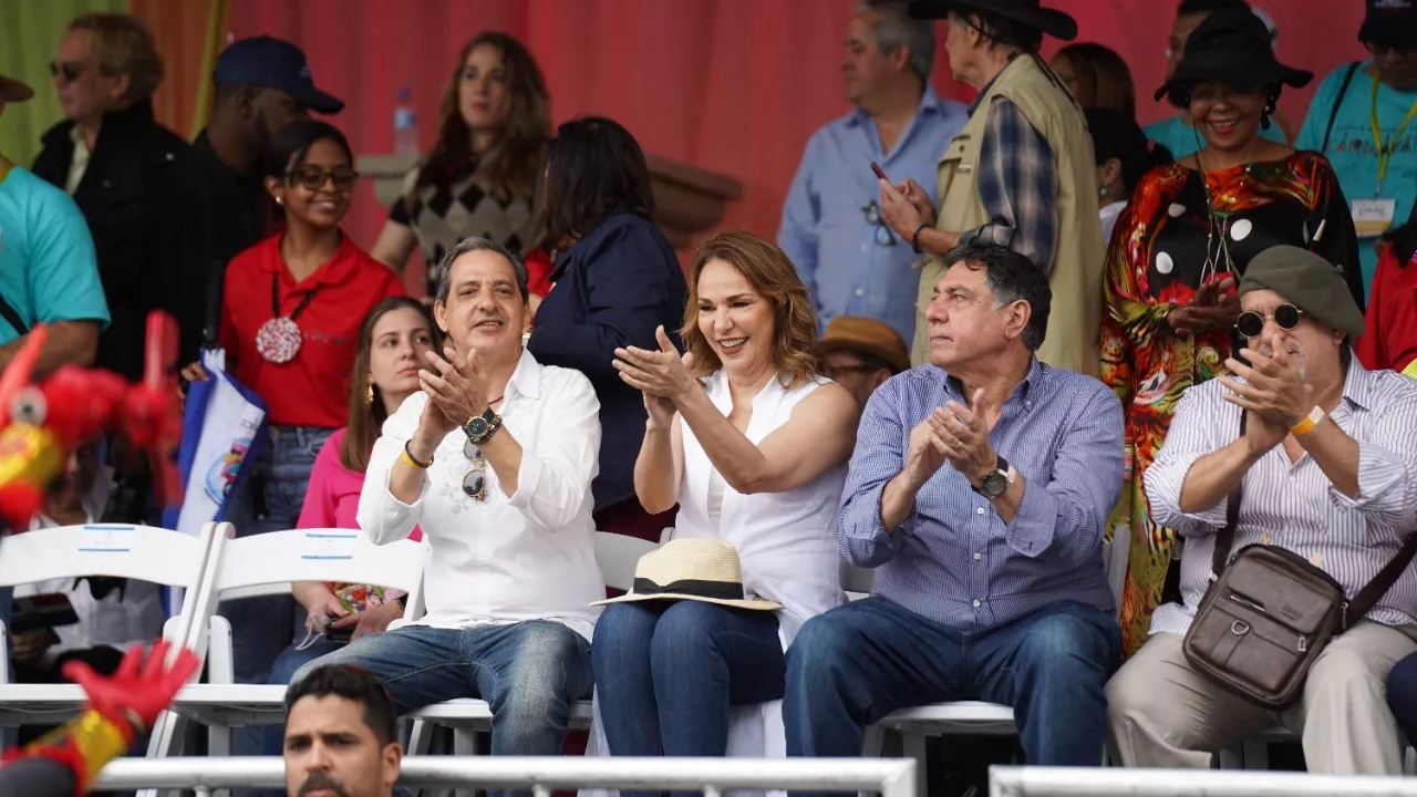 El evento congregó a alrededor de 10 mil carnavaleros en comparsas, carrozas y personajes individuales