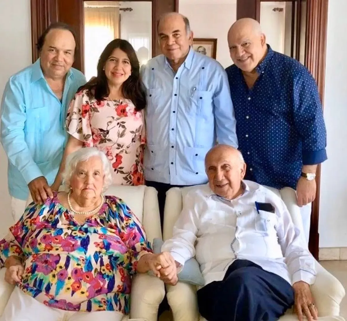 Sogela y Vincho junto a su familia