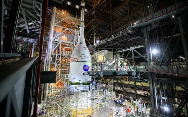 Emoción en la NASA ante prueba crítica el jueves de la misión lunar Artemis I Fotografía cedida por la NASA donde se aprecia la nave espacial Orion para la misión Artemis I, completamente ensamblada con su sistema de aborto de lanzamiento, mientras se eleva sobre el cohete del Sistema de lanzamiento espacial (SLS), en High Bay 3 del edificio de ensamblaje de vehículos en el Centro Espacial Kennedy en Merritt Island, Florida (EE.UU.). EFE/ Frank Michaux/NASA/ SÓLO USO EDITORIAL/SÓLO DISPONIBLE PARA ILUSTRAR LA NOTICIA QUE ACOMPAÑA (CRÉDITO OBLIGATORIO)