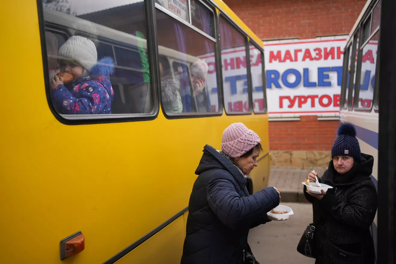 Refugiados llegan a la estación secundaria de Lviv, habilitada para poder recibir a personas desde Dnipro, Zaporizhzhia y otras zonas de Ucrania