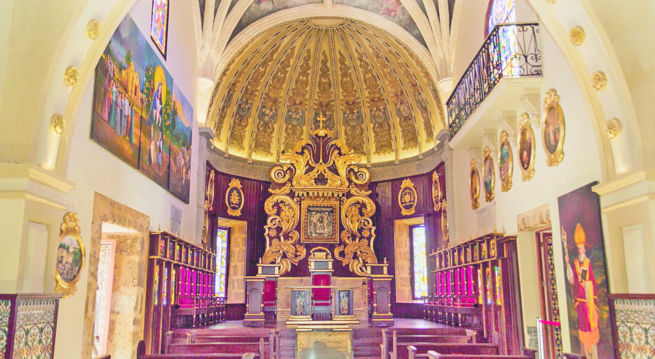 El interior de la iglesia, en la actualidad, que muestra  una serie de pinturas añadidas en las paredes.  ARCHIVO