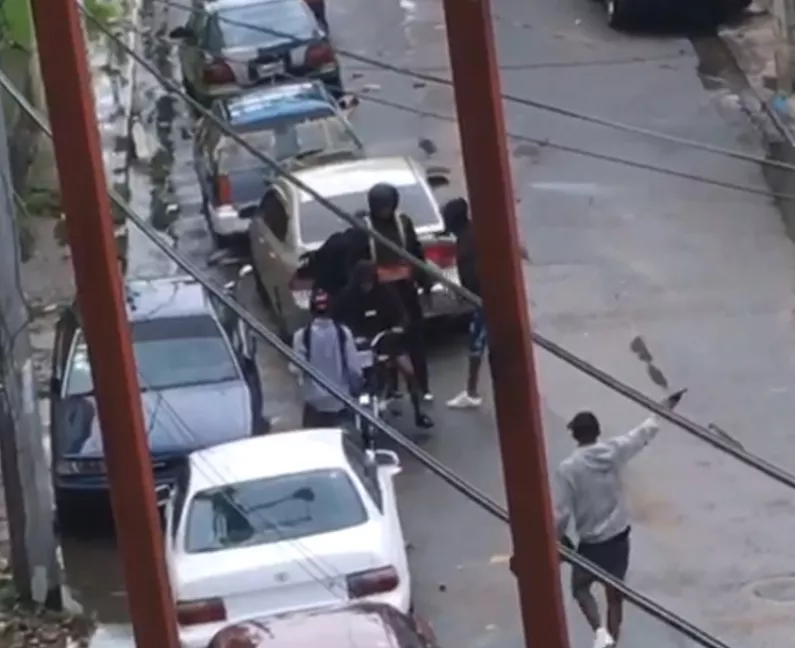Delincuentes despojan hombre de motocicleta.