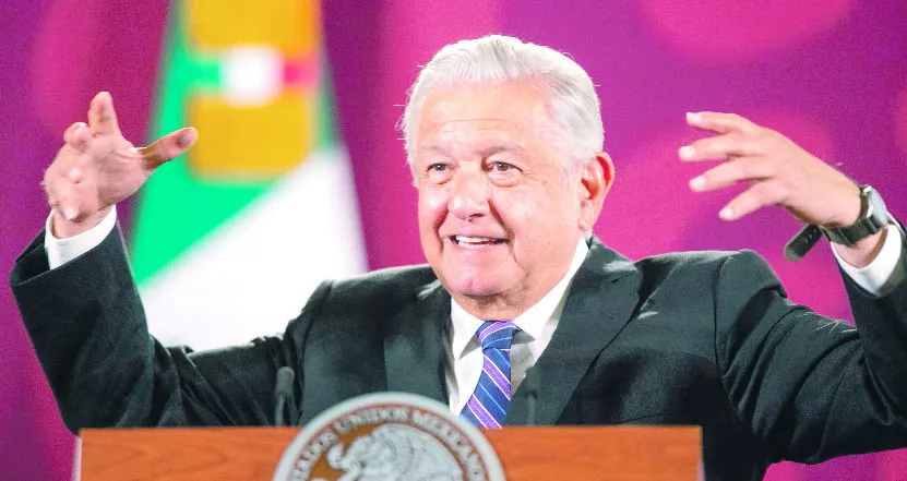 El presidente Andrés Manuel López Obrador celebra triunfo.