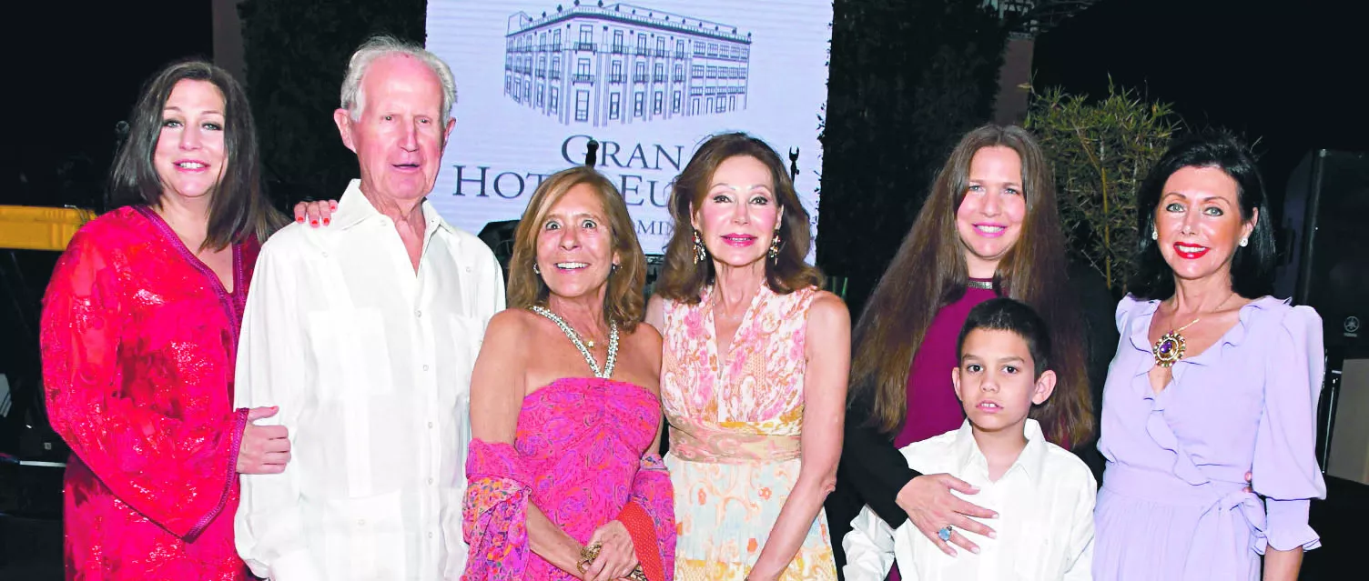 Marta Barreras, José Alberto Barreras, María Luisa Fernández, Clara Segura, Martín Barreras, Anabel Barreras y Lourdes Segura.