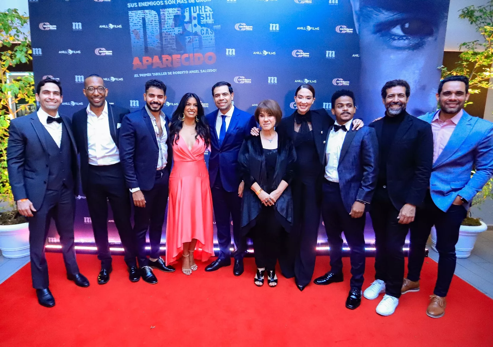 Roberto Ángel Salcedo posa junto al elenco de “Desaparecido”, que  llega al cine este próximo 28 de abril.  fuente externa