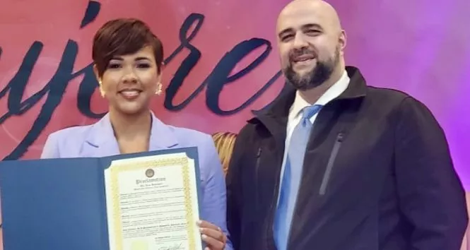 Jenn Henríquez recibe el reconocimiento.