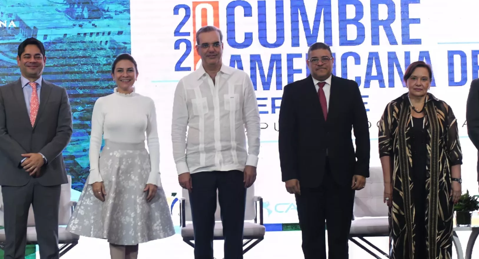 EL presidente Luis Abinader, acompañado de Guillermo Herrera, Carolina Mejía, Francisco Camacho y Fátima Morales.