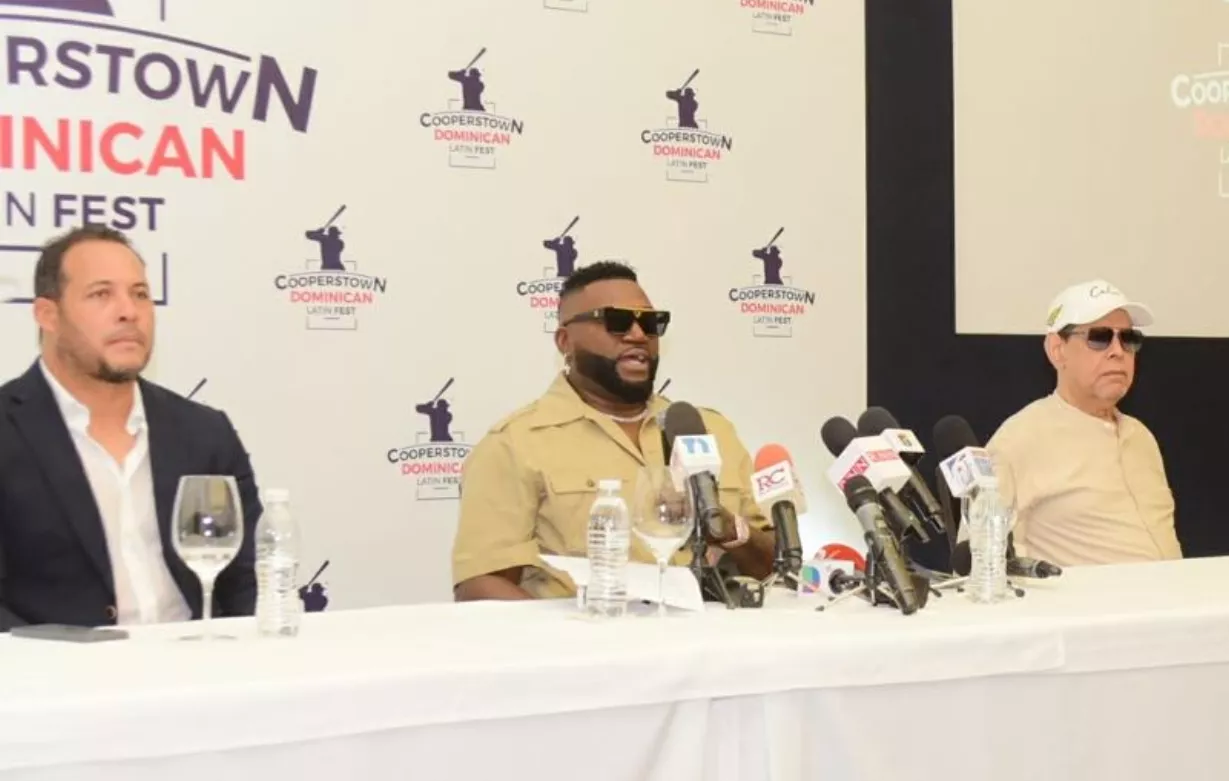 David Ortiz, centro, anuncia la actividad  junto a Fernando Villalona y Erick Almonte.